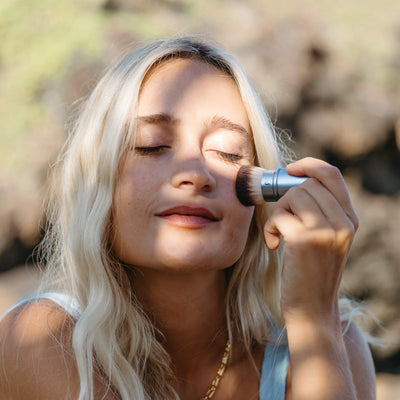 Buy Sol Sista Retractable Kabuki Makeup Brush at One Fine Secret Clean Beauty.