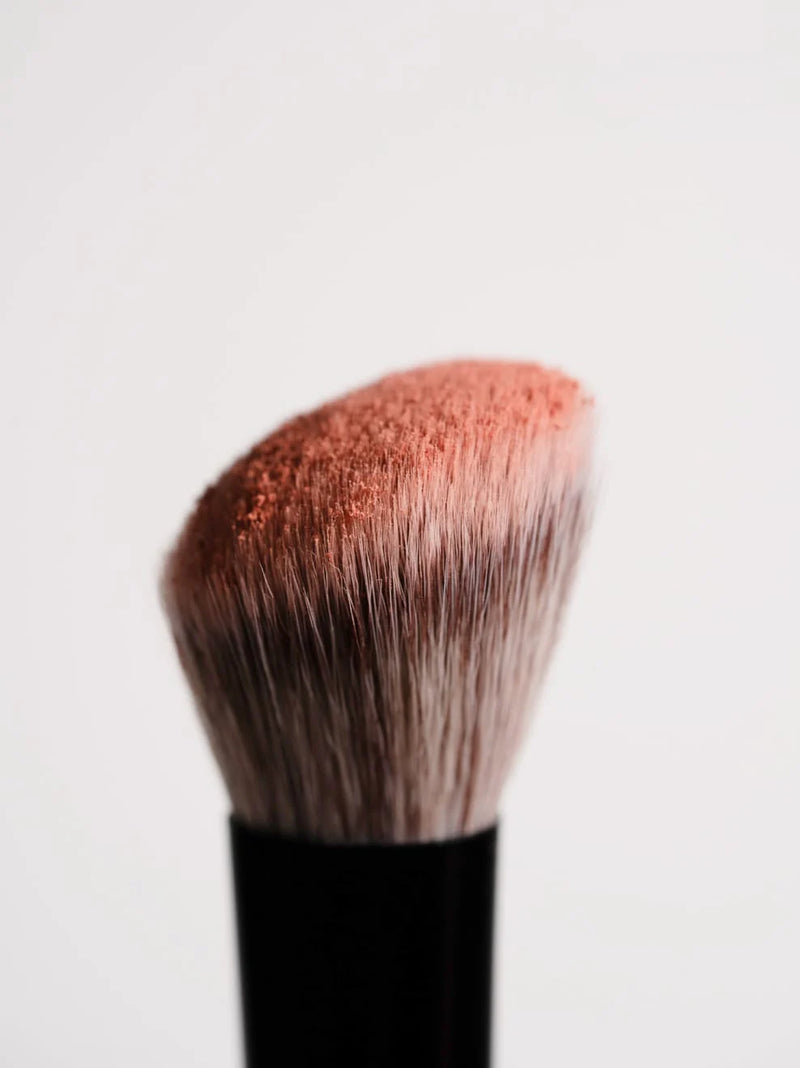 Buy Und Gretel Blush & Contouring Brush 03 at One Fine Secret Clean Beauty.