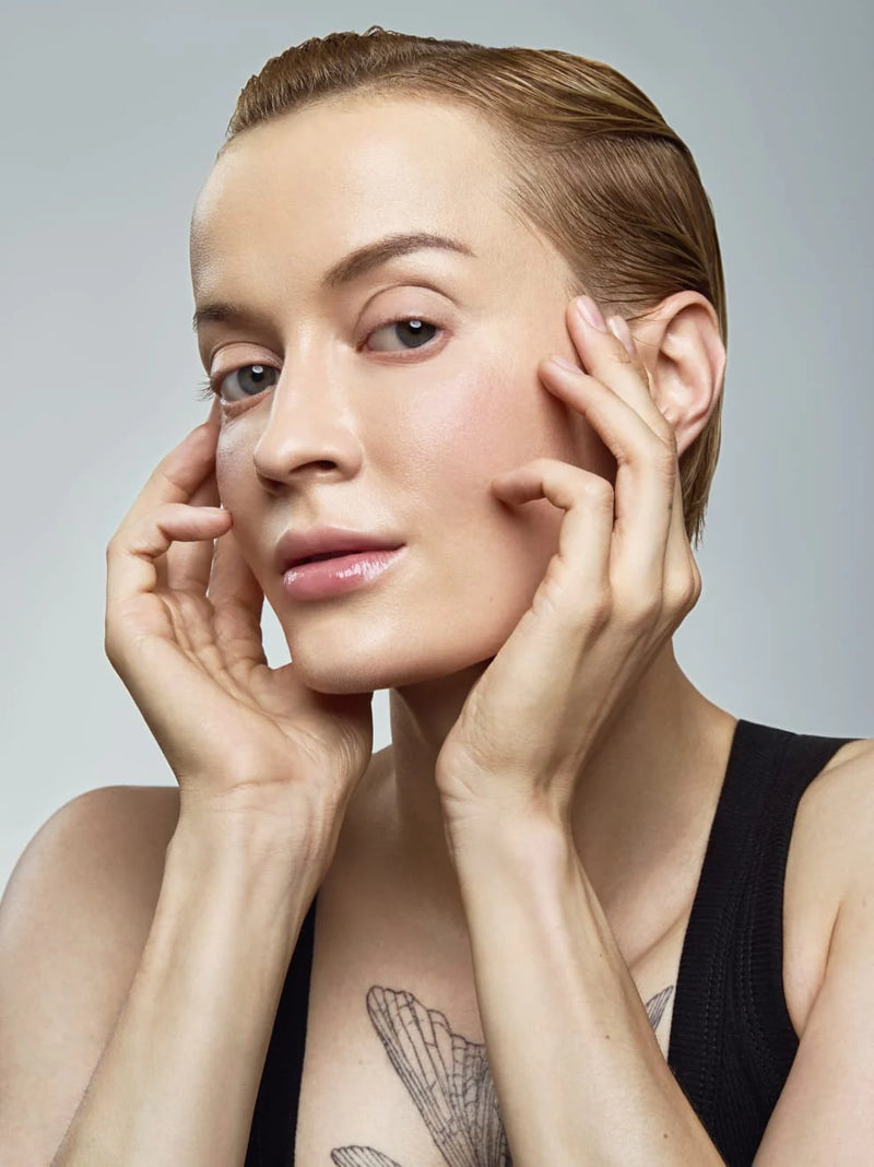 Buy Und Gretel MILTE Foundation Stick in Light Fair colour at One Fine Secret.