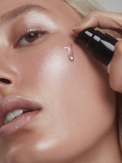 Buy Und Gretel VLITTER Natural Face & Body Glow Highlighter in Cool Moon colour at One Fine Secret.