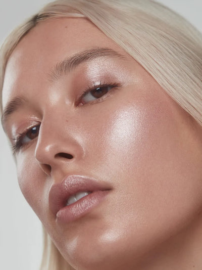 Buy Und Gretel VLITTER Natural Face & Body Glow Highlighter in Cool Moon colour at One Fine Secret.