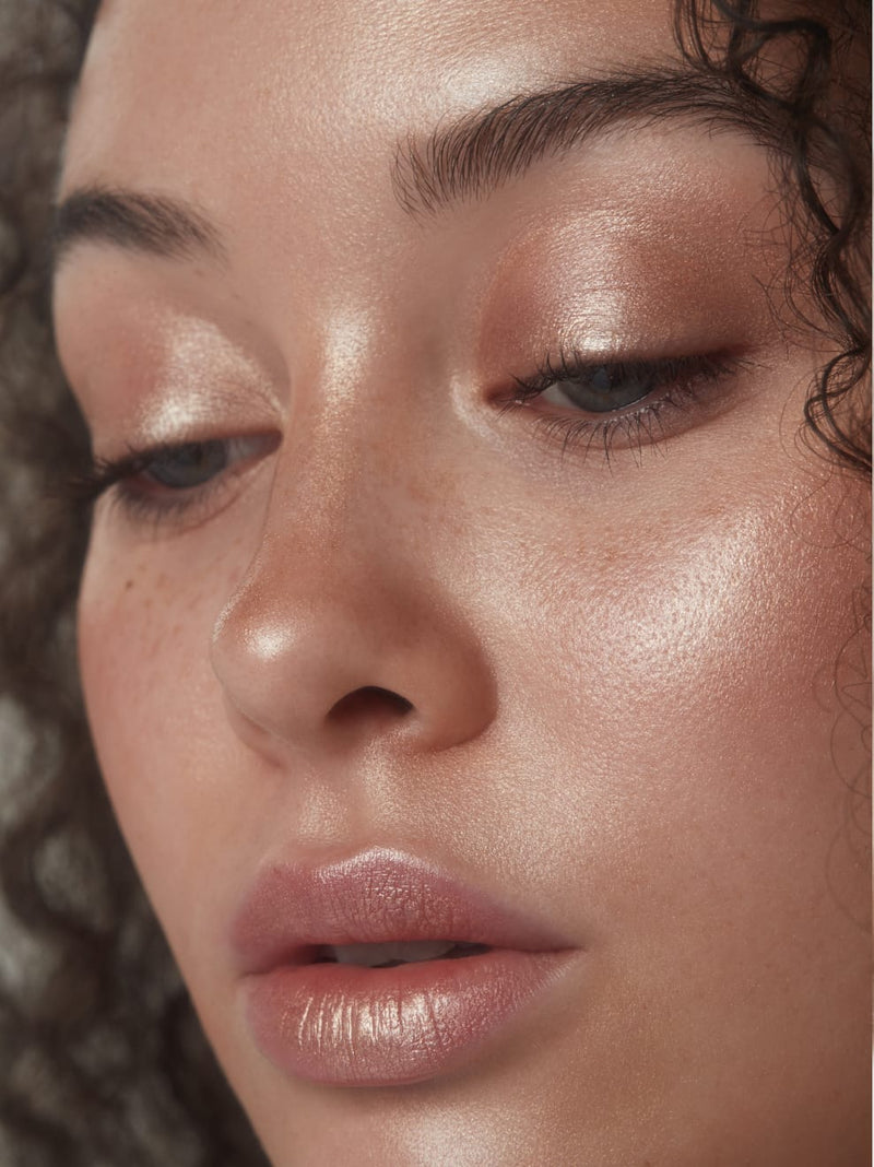 Buy Und Gretel VLITTER Natural Face & Body Glow Highlighter in Warm Sun colour at One Fine Secret.
