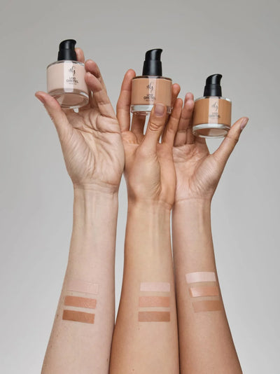 Und Gretel BESTE CCC Cream colour swatch with bottles on hands