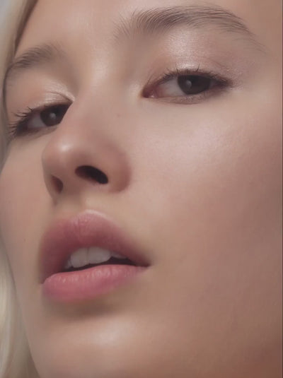 Buy Und Gretel VLITTER Natural Face & Body Glow Highlighter in Cool Moon colour at One Fine Secret.
